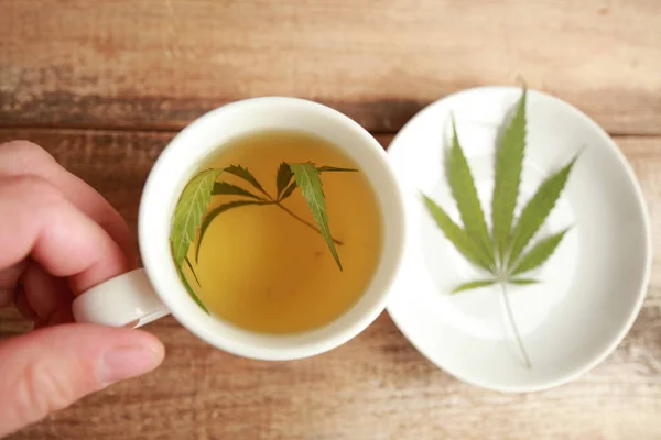 Cannabis thé tasse blanche — Photo