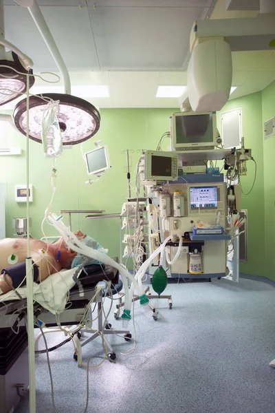 Sala de cirurgia médicos de ressuscitação de equipamentos hospitalares. Belar. — Fotografia de Stock