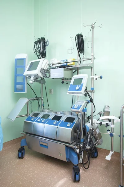 Sala operatoria attrezzature ospedaliere medici rianimazione. Belare — Foto Stock