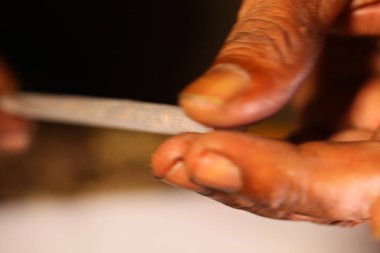 Zenci elleri marihuana sarmış. Yakından.
