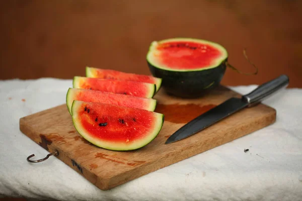 Mujeres Cortando Sandía Fresca Madura Trozos Con Cuchillo Una Mesa — Foto de Stock