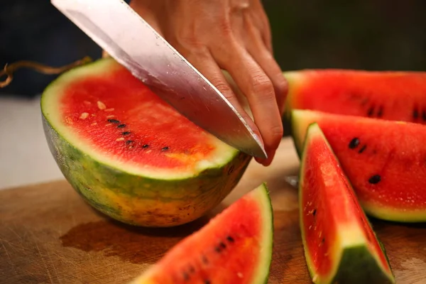 Frauen Schneiden Frische Reife Wassermelone Mit Einem Messer Auf Einem — Stockfoto