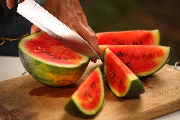 Frauen Schneiden Frische Reife Wassermelone Mit Einem Messer Auf Einem — Stockfoto