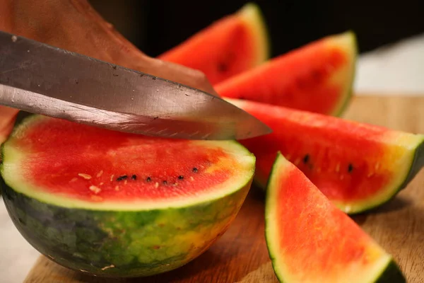 Mujeres Cortando Sandía Fresca Madura Trozos Con Cuchillo Una Mesa — Foto de Stock