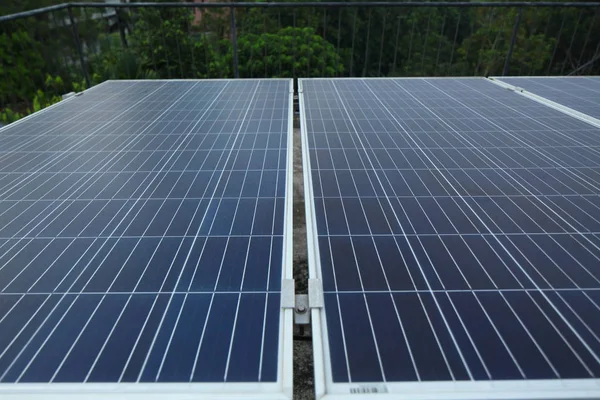 Panele Słoneczne Dachu Tropikalnego Domu Miejskiego Wcześnie Rano — Zdjęcie stockowe