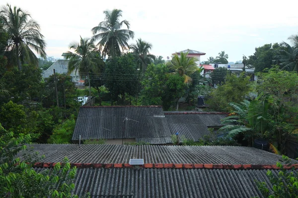 早朝に熱帯都市の家の屋根の上の太陽電池パネル夜明け — ストック写真