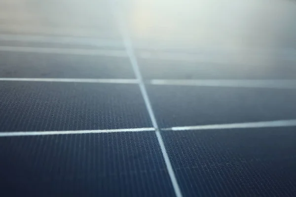 清晨时分 一座热带城市房屋屋顶上的太阳能电池板 — 图库照片
