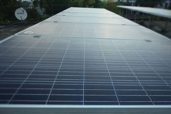 Sonnenkollektoren Auf Dem Dach Eines Tropischen Stadthauses Frühmorgens Morgengrauen — Stockfoto