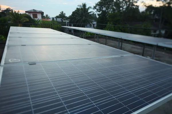 Sonnenkollektoren Auf Dem Dach Eines Tropischen Stadthauses Frühmorgens Morgengrauen — Stockfoto