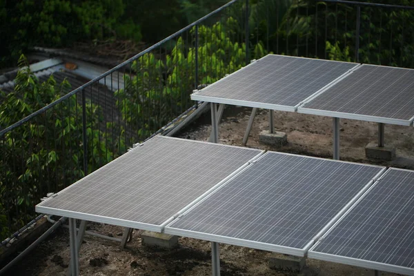 Solární Panely Střeše Tropického Městského Domu Časně Ráno Úsvitu — Stock fotografie