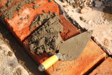 İnşaat sırasında toprak kanalında kırmızı tuğla. Tropikal Sri Lanka Tapınağı.