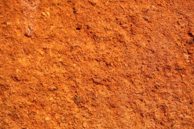 İnşaat sırasında toprak kanalında kırmızı tuğla. Tropikal Sri Lanka Tapınağı.