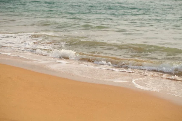 Espuma Branca Praia Oceano Tropical Arenoso — Fotografia de Stock