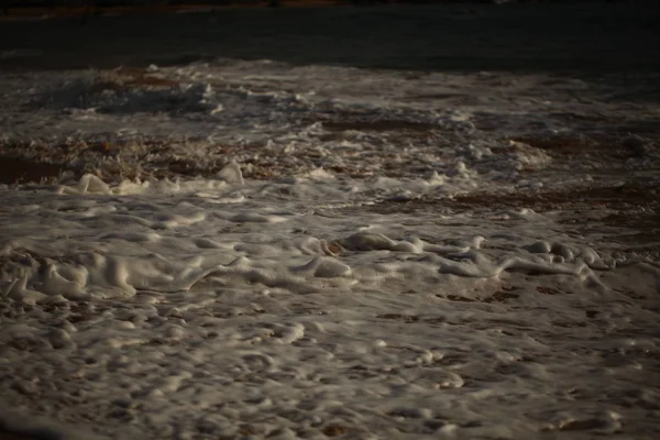 白い泡が砂の熱帯の海のビーチで — ストック写真