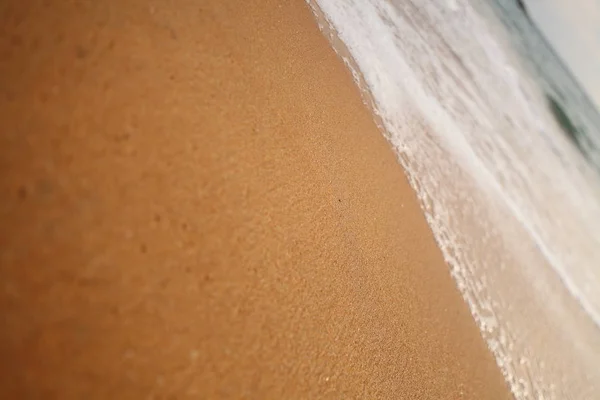 白い泡が砂の熱帯の海のビーチで — ストック写真