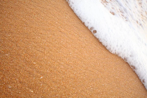 白い泡が砂の熱帯の海のビーチで — ストック写真