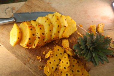 Taze olgun ananas doğrama kız elleri Tropik bir bahçe sri lanka 'sında ahşap bir masanın üzerinde