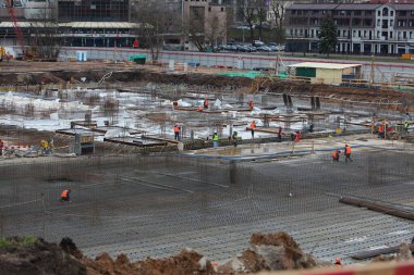 Üniformalı inşaat işçileri