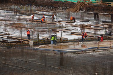 Üniformalı inşaat işçileri