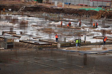 Üniformalı inşaat işçileri