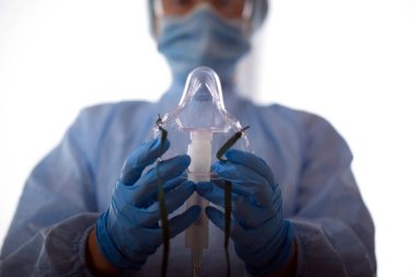 Korunma ekipmanındaki doktor oksijen maskeli hastaya koronavirüs teşhisi koydu.