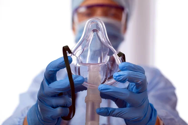 Lékař Ochranných Pomůckách Nasadit Kyslíkovou Masku Pacient Diagnózu Koronaviru — Stock fotografie