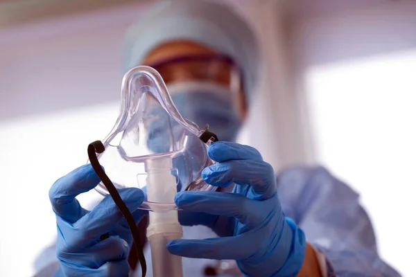Doctor Protective Equipment Put Oxygen Mask Patient Diagnosis Coronavirus — Stock Photo, Image