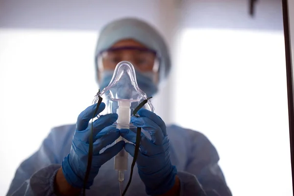 医師が酸素マスクを装着しコロナウイルスの患者診断を行い — ストック写真