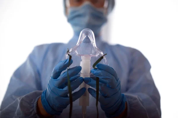 장비를 의사가 코로나 바이러스에 산소마스크 진단을 — 스톡 사진