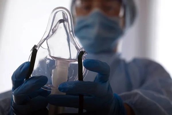 Doctor Protective Equipment Put Oxygen Mask Patient Diagnosis Coronavirus — Stock Photo, Image