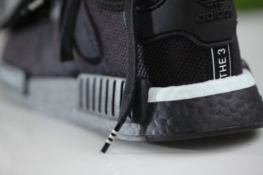 Siyah spor ayakkabıları adidas modeli NMD _ R1.Belarus, Minsk, 2020