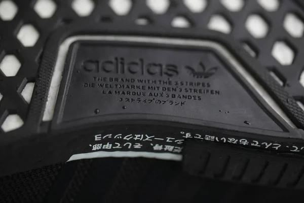 新型黑色运动鞋Adidas型号Nmd R1白俄罗斯明斯克 2020年 — 图库照片