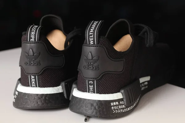 Siyah Spor Ayakkabıları Adidas Modeli Nmd Belarus Minsk 2020 — Stok fotoğraf