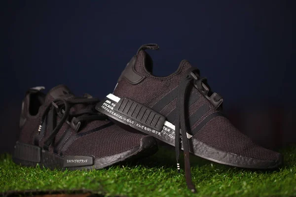 Siyah Spor Ayakkabıları Adidas Modeli Nmd Belarus Minsk 2020 — Stok fotoğraf