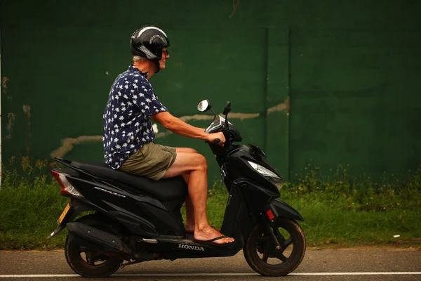 Азиатская Семья Ездит Мотоцикле Дороге Течение Дня Шри Ланка Хиккадува — стоковое фото