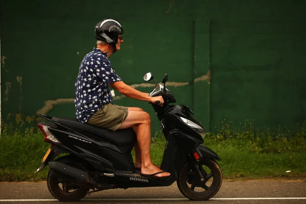 アジアの家族は日中道路でオートバイに乗っています スリランカ Hikkaduwa 2020 — ストック写真