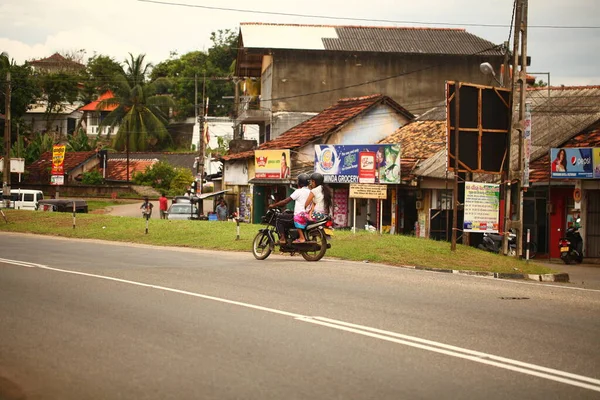 Ασιατική Οικογένεια Βόλτες Μια Μοτοσικλέτα Στο Δρόμο Κατά Διάρκεια Της — Φωτογραφία Αρχείου