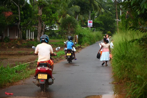 Familia Asiática Monta Una Motocicleta Carretera Durante Día Sri Lanka — Foto de Stock