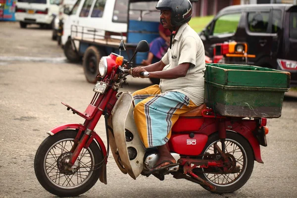 Asian Family Rides Motorcycle Road Day Sri Lanka Hikkaduwa 2020 — Stock Photo, Image