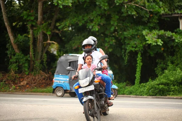 Asiatische Familie Fährt Tagsüber Motorrad Auf Der Straße Sri Lanka — Stockfoto