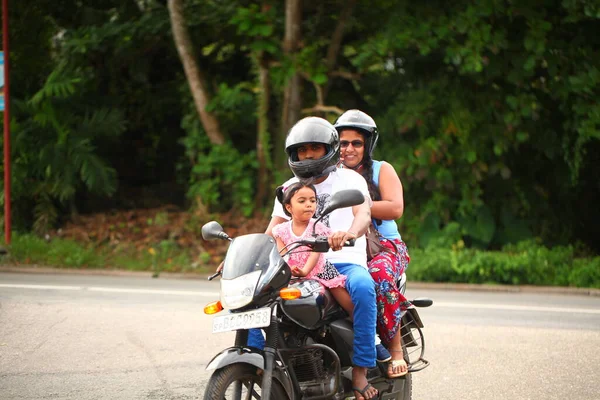 Famille Asiatique Monte Une Moto Sur Route Pendant Journée Sri — Photo