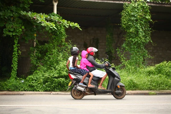 亚洲家庭白天骑摩托车在路上 斯里兰卡 Hikkaduwa 2020年 — 图库照片
