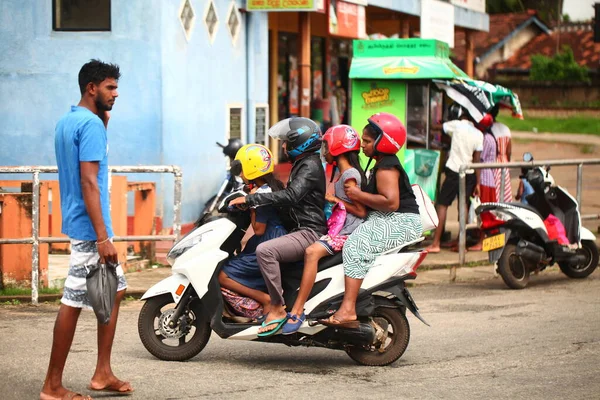 アジアの家族は日中道路でオートバイに乗っています スリランカ Hikkaduwa 2020 — ストック写真