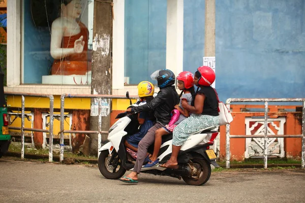 Asian Family Rides Motorcycle Road Day Sri Lanka Hikkaduwa 2020 — Stock Photo, Image