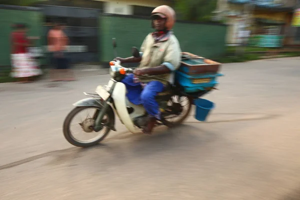 Azjatycka Rodzina Ciągu Dnia Jeździ Motocyklem Drodze Sri Lanka Hikkaduwa — Zdjęcie stockowe