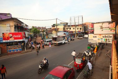 Asyalı bir aile gün boyunca yolda motosiklet sürüyor. Sri Lanka, Negombo, 2020