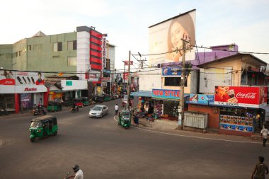 Asyalı bir aile gün boyunca yolda motosiklet sürüyor. Sri Lanka, Negombo, 2020