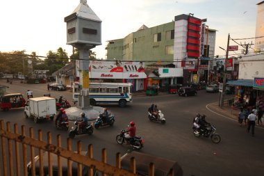 Asyalı bir aile gün boyunca yolda motosiklet sürüyor. Sri Lanka, Negombo, 2020