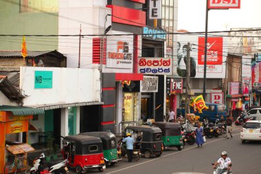 Asyalı bir aile gün boyunca yolda motosiklet sürüyor. Sri Lanka, Negombo, 2020