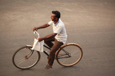 Asyalı bir aile gün boyunca yolda motosiklet sürüyor. Sri Lanka, Negombo, 2020